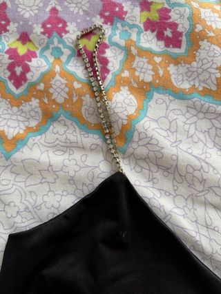 Blusa de tirantes negra con tirantes enjoyados