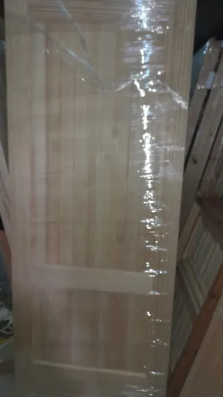 Puertas madera pino.