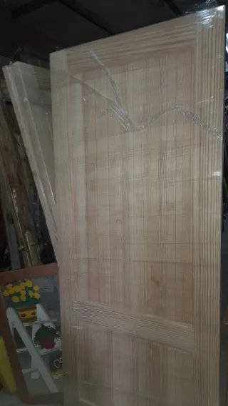 Puertas madera pino.