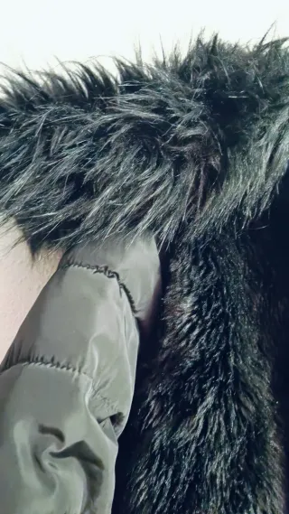 Abrigo negro con capucha y pelo