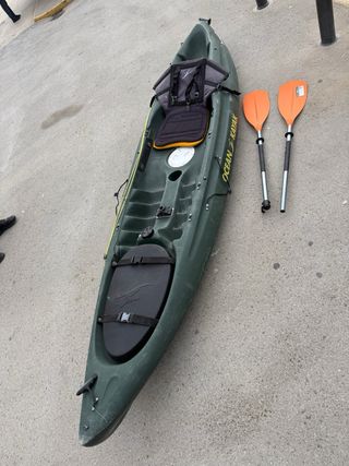 Kayak verde con remos