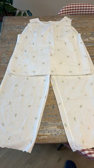 Pijama Zara Home flores bordadas blanco