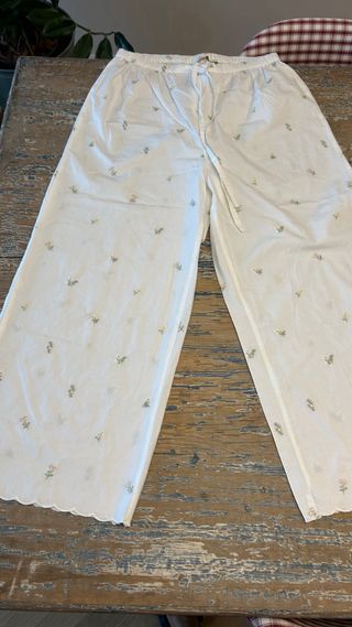 Pijama Zara Home flores bordadas blanco