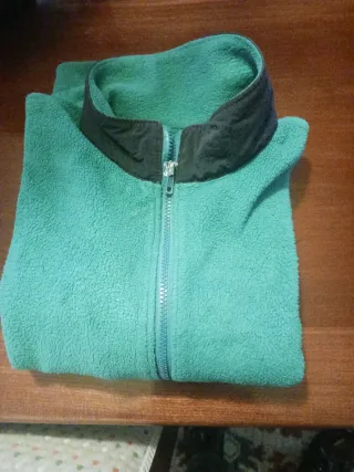 Forro polar tipo polo Musto.