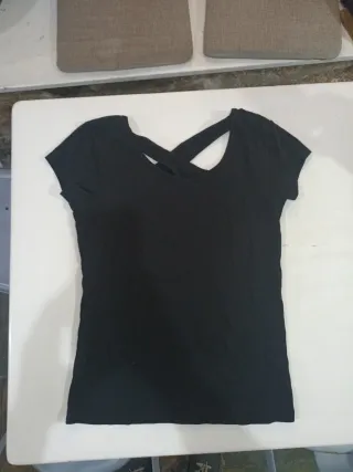 Camiseta negra cruzada espalda