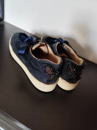 Zapatillas de piel azul con detalle mariposa