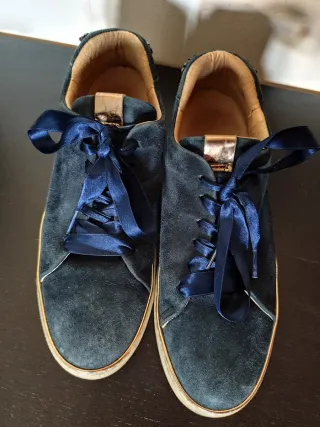 Zapatillas de piel azul con detalle mariposa