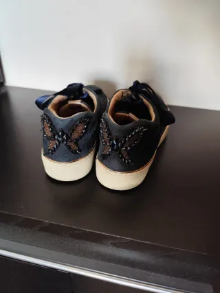 Zapatillas de piel azul con detalle mariposa