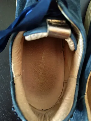 Zapatillas de piel azul con detalle mariposa