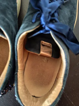 Zapatillas de piel azul con detalle mariposa