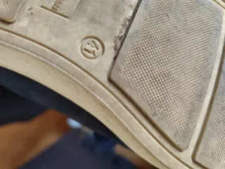 Zapatillas de piel azul con detalle mariposa