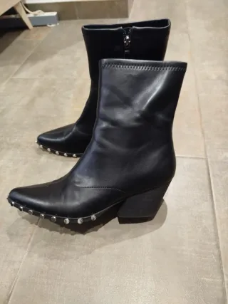 Botín tacón negro con tachuelas