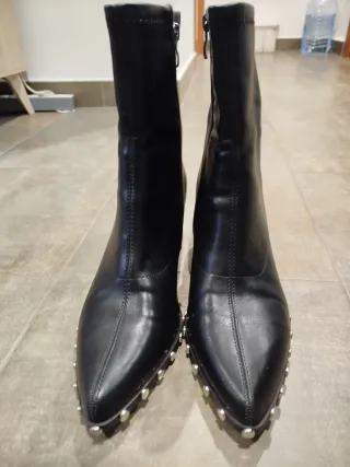 Botín tacón negro con tachuelas