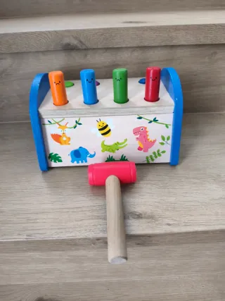 Juego infantil madera martillo y figuras