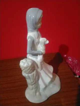 Figura de porcelana con cesta