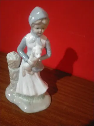 Figura de porcelana con cesta