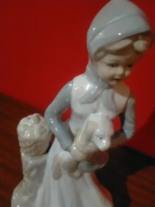 Figura de porcelana con cesta