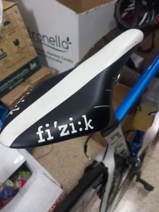 Bicicleta de carretera azul Giant