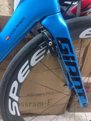 Bicicleta de carretera azul Giant