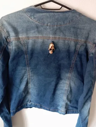 Chaqueta vaquera con detalles dorados