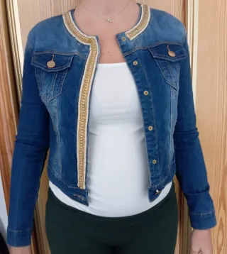 Chaqueta vaquera con detalles dorados