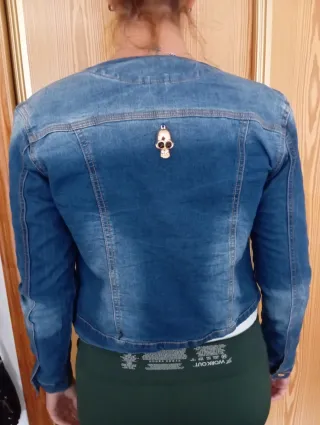 Chaqueta vaquera con detalles dorados