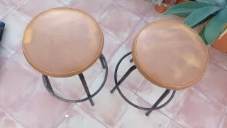 Taburetes de metal y cuero