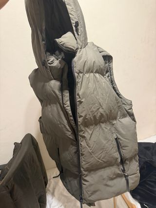 Chaleco acolchado verde oliva con capucha