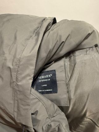 Chaleco acolchado verde oliva con capucha