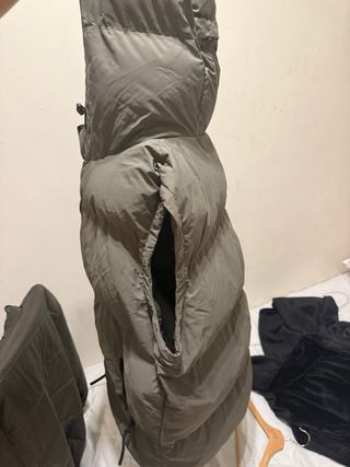 Chaleco acolchado verde oliva con capucha