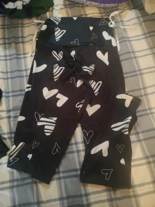 Mallas negras con estampado de corazones