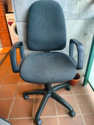 2 Sillas de Oficina con Ruedas, las 2 por 40