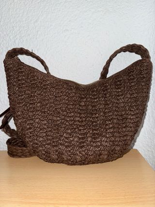 Bolso de hombro marrón tejido