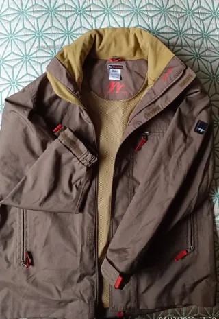 Chaqueta corta impermeable mujer. Puesta dos veces