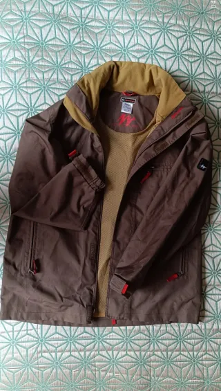 Chaqueta corta impermeable mujer. Puesta dos veces
