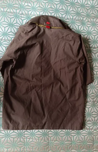 Chaqueta corta impermeable mujer. Puesta dos veces