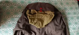 Chaqueta corta impermeable mujer. Puesta dos veces