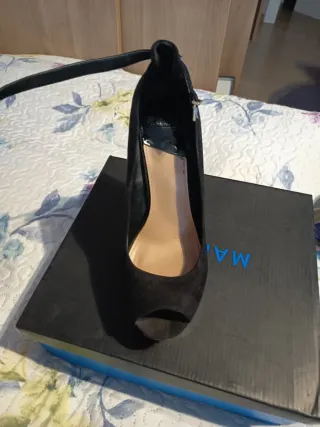 Zapato de tacón negro y marrón