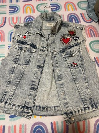 Chaleco vaquero desgastado con parches