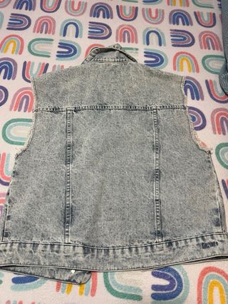 Chaleco vaquero desgastado con parches