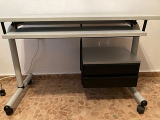 Escritorio gris con bandeja