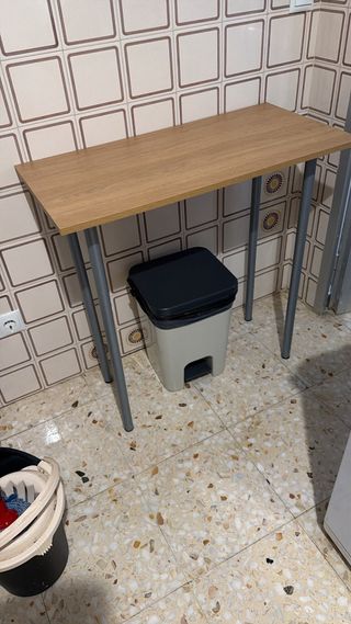 Mesa alta de madera y metal