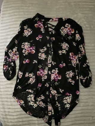 Blusa negra con estampado floral