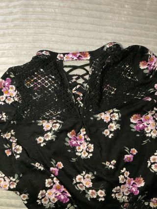 Blusa negra con estampado floral