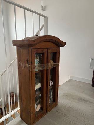 Estantería antigua de madera y cristal