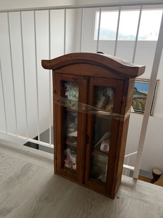 Estantería antigua de madera y cristal