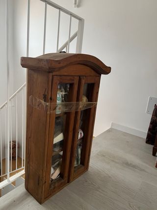 Estantería antigua de madera y cristal