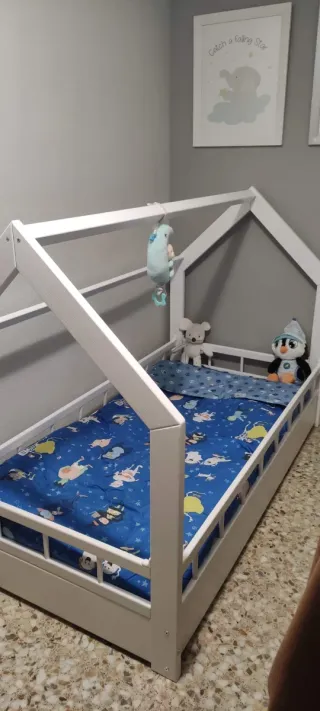 Cama infantil blanca estilo casita