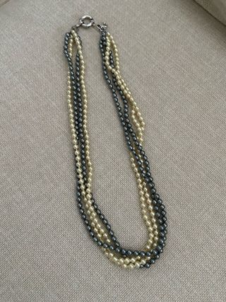 Collar de perlas gris y blanco