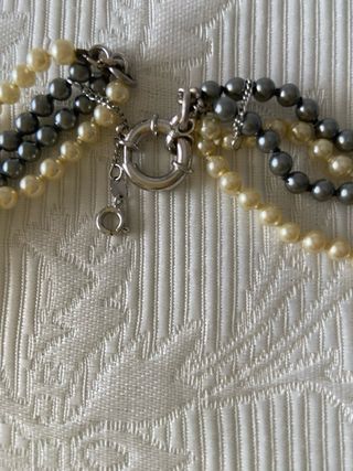 Collar de perlas gris y blanco